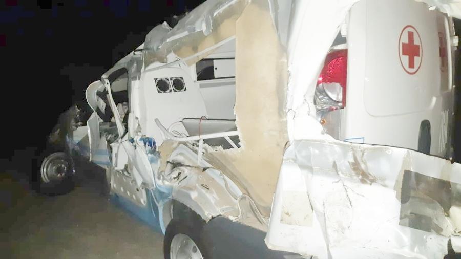 Ambulância foi um dos veículos atingidos pelo caminhão - Divulgação/PRF
