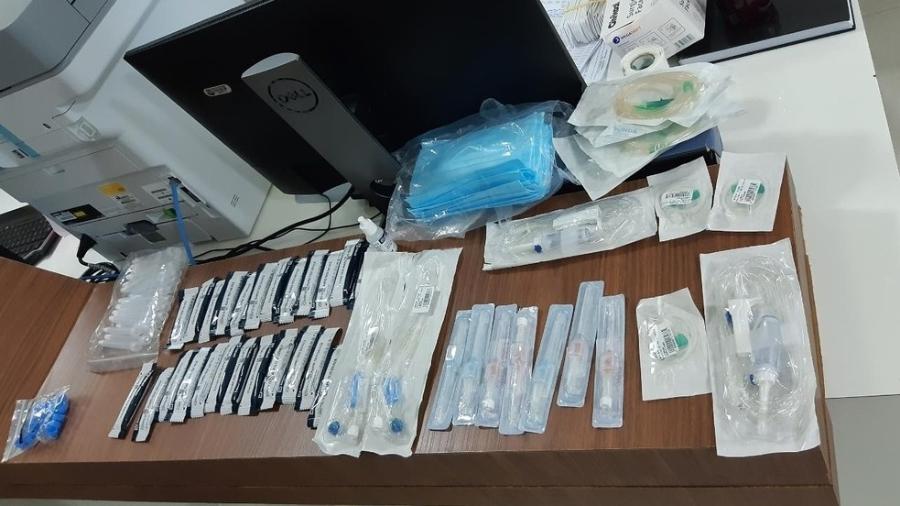 Testes de covid-19 apreendidos estavam na bolsa da enfermeira - Polícia Civil/Divulgação
