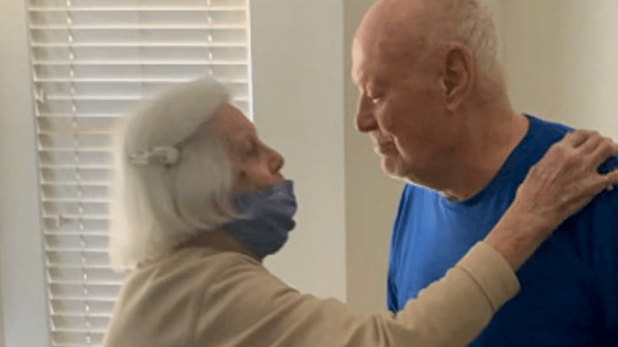 Virginia, 95, e Jack Byrne, 94, se reencontraram após ficarem mais de um ano separados - Reprodução/ABC News