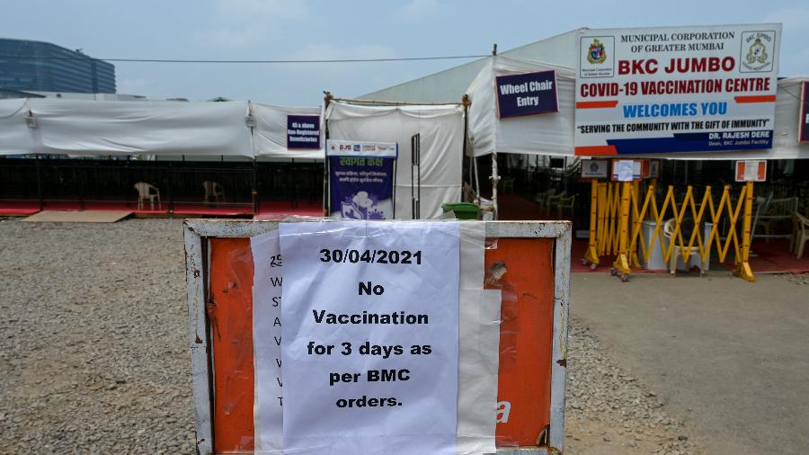 Placa anunciando que não haverá vacinação por três dias, devido à falta de suprimentos, é vista do lado de fora de um centro de vacinação contra covid-19, em Mumbai, na Índia - Punit Paranjpe/AFP