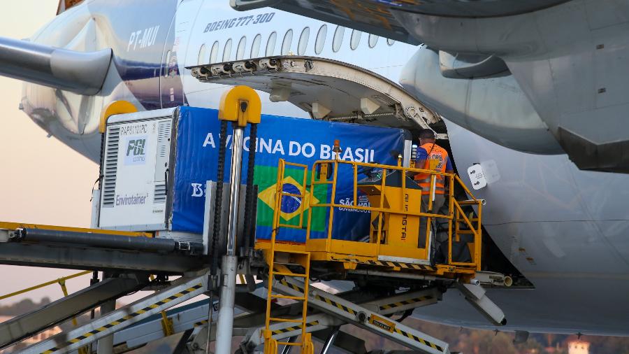 25.mai.2021 - Novo lote de matéria-prima da CoronaVac chega ao Brasil no Aeroporto de Cumbica, em Guarulhos (SP) - Divulgação/Governo do estado de São Paulo