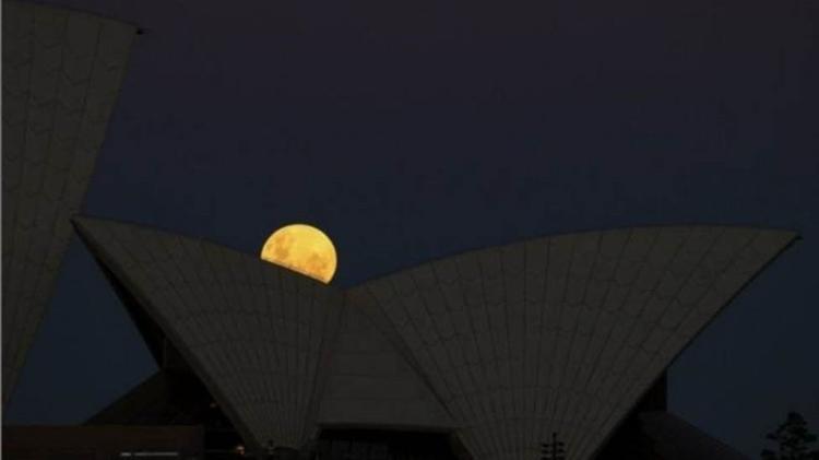 A superlua surge atrás da Sydney Opera House em noite de eclipse lunar, em Sydney, na Austrália - Reuters/Loren Elliott - Reuters/Loren Elliott