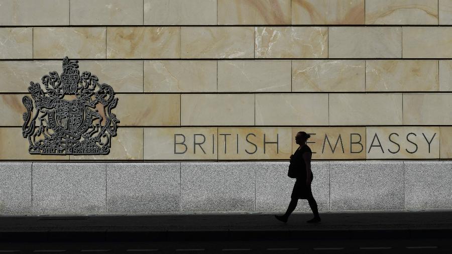 Fachada da Embaixada Britânica em Berlim, na Alemanha; homem suspeito de espionagem trabalhava no local - John Macdougall/AFP