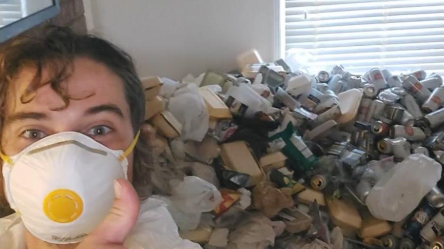 Freddie Gillium-Webb encontrou mais de 8 mil latas de cerveja deixadas em apartamento por inquilino - Reprodução/Youtube/BuzzInfo