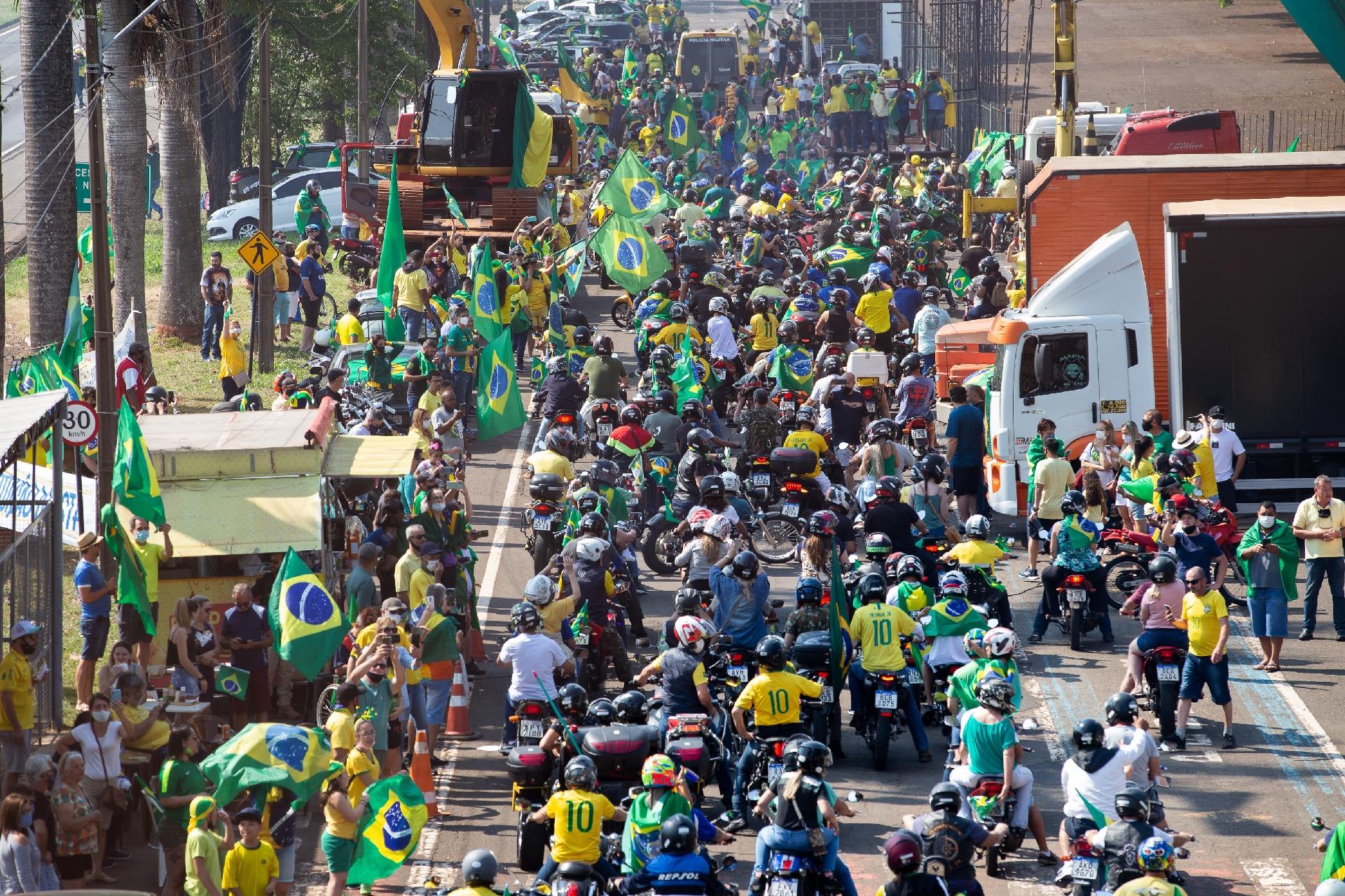 7.set.2021 - Apoiadores do presidente Bolsonaro fazem uma motociata pró-governo nas ruas de Londrina (PR) - ISAAC FONTANA/ESTADÃO CONTEÚDO
