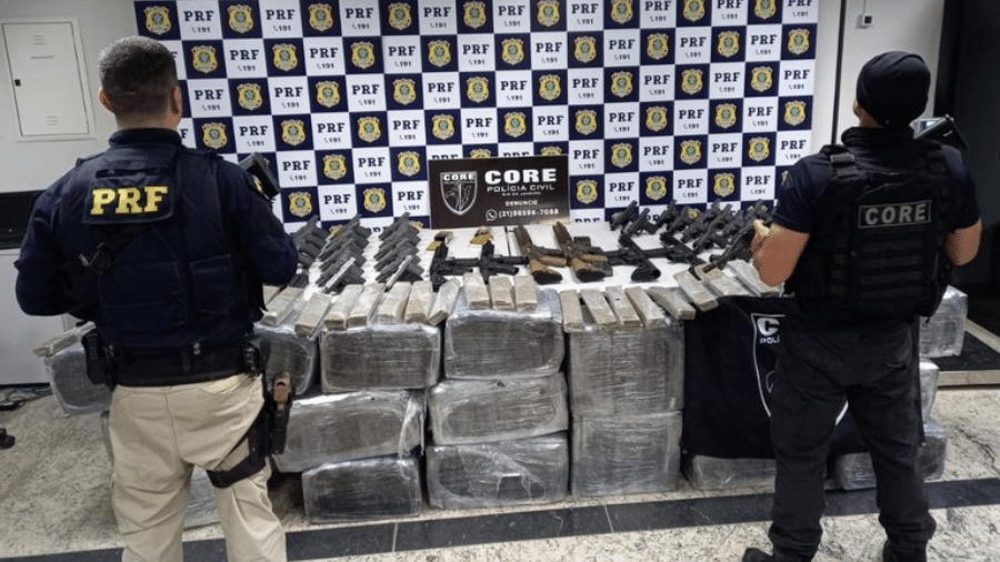 Polícia apreendeu arsenal de guerra e mais de meia tonelada de maconha em Seropédica (RJ) - PRF/CORE/Divulgação