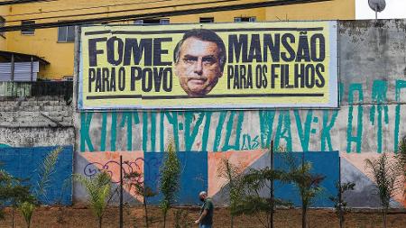 Outdoor com a frase 'fome para o povo, mansão para os filhos' e o rosto do presidente é instalado em São Paulo - Reprodução/Twitter/@spforabolsonaro - Reprodução/Twitter/@spforabolsonaro