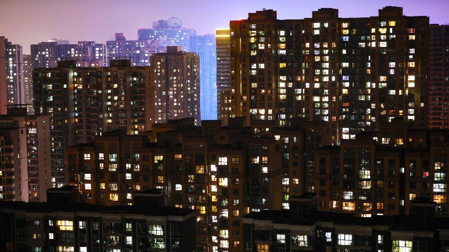 28 dez. 2021 - Vista de prédios com janelas iluminadas por luzes em Xian, na província de Shaanxi, China - VCG via Getty Images