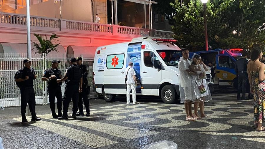 Ambulância em frente ao Copacabana Palace, onde jovem foi socorrido após sofrer 2 facadas no tórax em uma tentativa de assalto - Daniele Dutra/UOL
