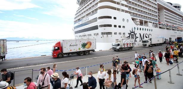 2.jan.2022 -  Passageiros desembarcam do navio MSC Preziosa, da MSC Cruzeiros, que chegou de Búzios ao Rio de Janeiro com 28 casos de covid-19