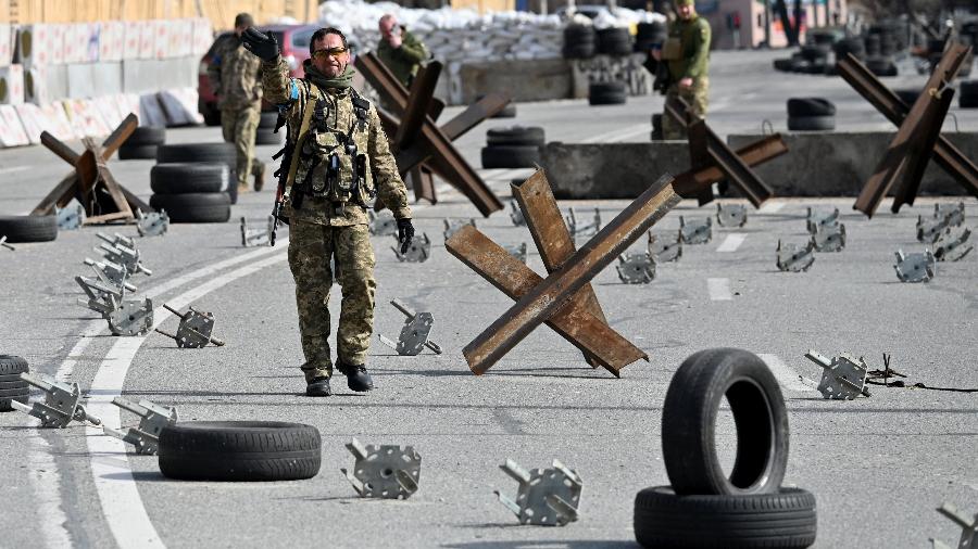 28.mar.2022 - Soldados ucranianos montam guarda em posto de controle nos arredores de Kiev - Sergei SUPINSKY / AFP