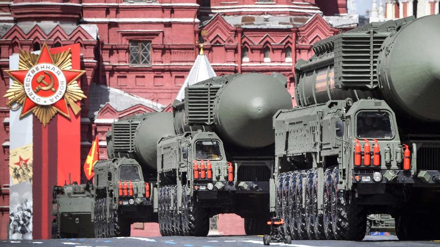 Lançadores de mísseis balísticos intercontinentais russos Yars desfilam pela Praça Vermelha durante o desfile militar do Dia da Vitória no centro de Moscou - Alexander Nemenov/AFP