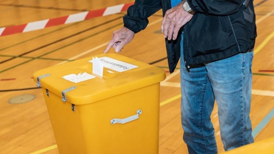 1º.jun.2022 - Dinamarquês vota em referendo para decidir adesão à política de defesa da União Europeia  - Emil Helms/Ritzau Scanpix/AFP