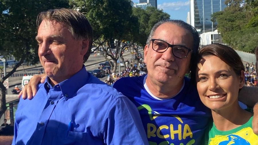 Jair Bolsonaro e sua esposa Michelle, que é evangélica, com o pastor Silas Malafaia, líder da Assembleia de Deus Vitória em Cristo, durante o evento Marcha para Jesus no Rio de Janeiro, em agosto de 2022 - Reprodução/Facebook