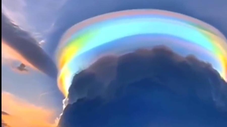 Aroc-íris raro avistado em Haikou; trata-se de uma nuvem do tipo píleo iridescente - Reprodução/Twitter