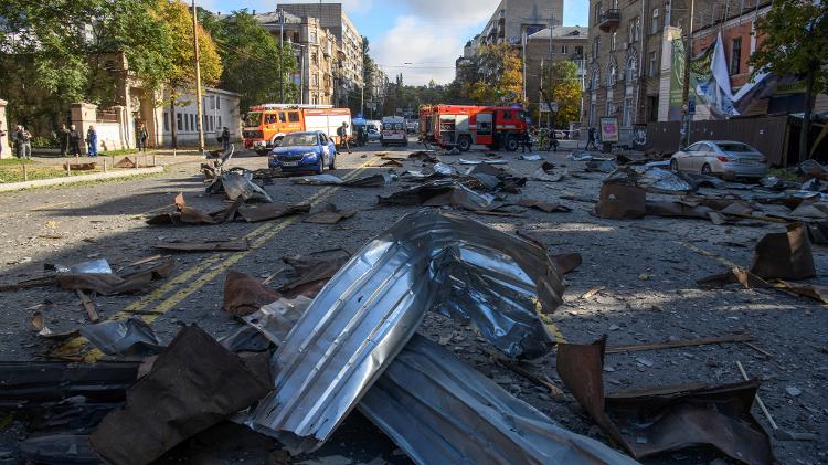 Kiev streets with debris generated by the explosions this Monday (10);  Russia launched attacks in retaliation for the destruction of a bridge in Crimea - Vladyslav Musiienko/REUTERS - Vladyslav Musiienko/REUTERS