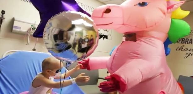 Un médico disfrazado de unicornio anuncia que el cáncer de un niño se ha curado