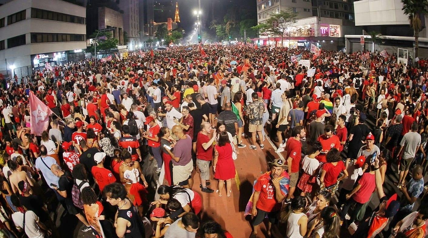 30.out.2022 - Apoiadores de Lula comemoram na Avenida Paulista - Flavio Florido/UOL