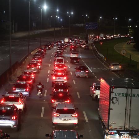 Trânsito na rodovia Raposo Tavares, na altura do km 22, em Cotia