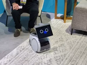 Astro: robô da Amazon transporta objetos e vigia casa na sua ausência