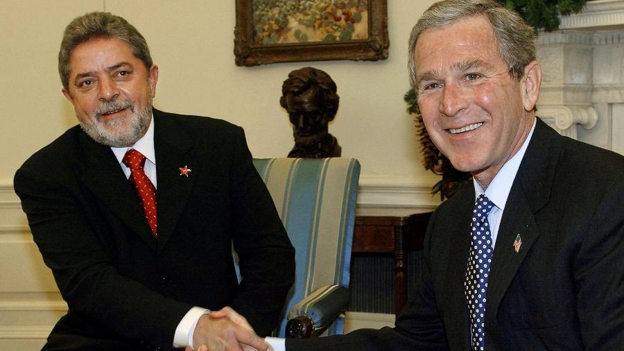 Lula usou uma estrela vermelha do PT na lapela em encontro com Bush antes de assumir o mandato, em 2002 - AFP PHOTO/Paul J. Richards