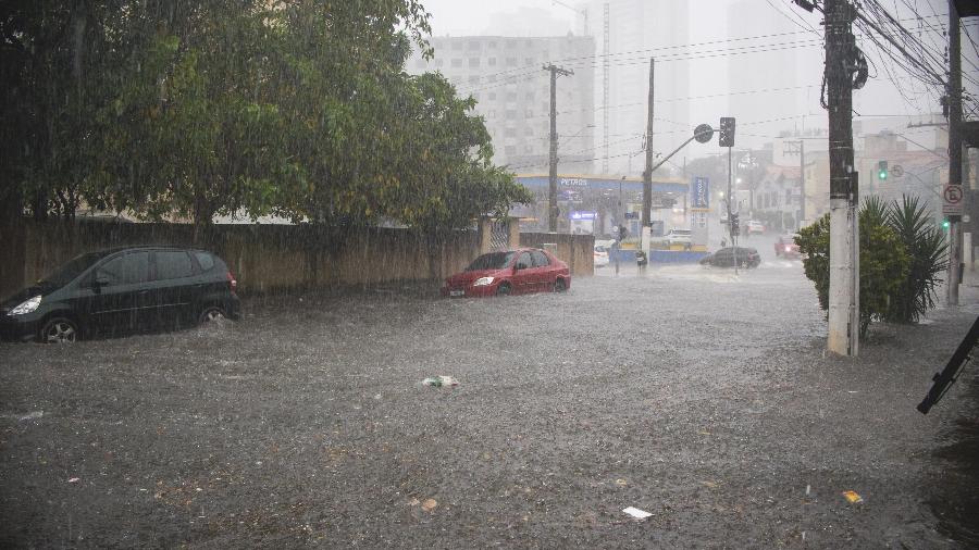 Uma forte chuva na tarde desta quinta provocou pontos de alagamento na capital paulista. Na foto, a rua Tobias Barreto, na Mooca, zona leste da cidade - Yuri Murakami/Estadão Conteúdo