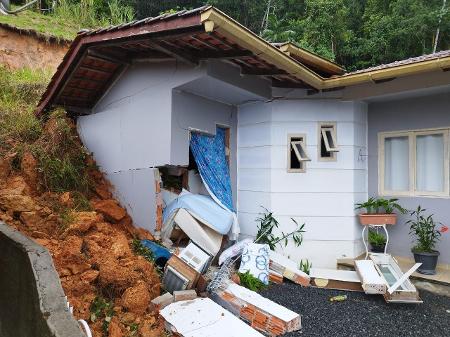 Deslizamento de terra atinge casas em Timbó (SC)