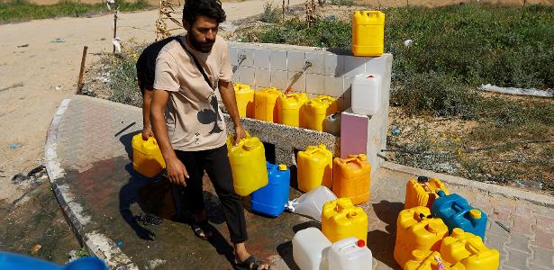 Palestinos buscam água na Faixa de Gaza neste domingo (15)