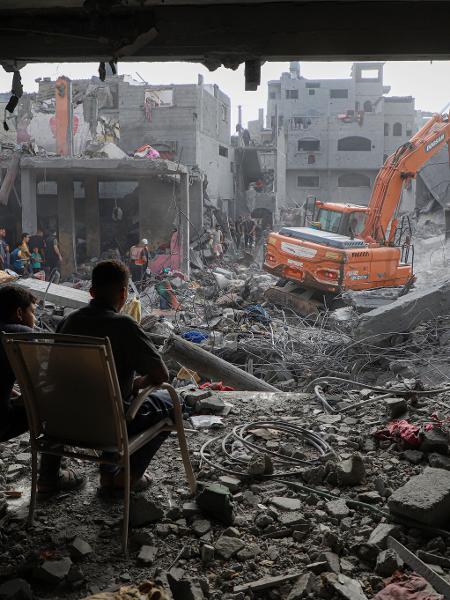 Destroços em Khan Younis, na Faixa de Gaza, após bombardeios de Israel - 25.out.2023-Rizek Abdeljawad/Xinhua