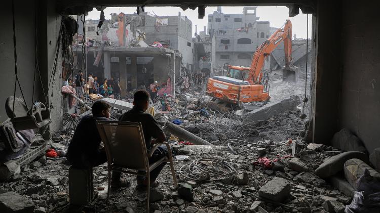 Destroços em Khan Younis, na Faixa de Gaza, após bombardeios de Israel