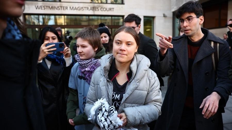 Greta Thunberg deixa corte de Westminster no primeiro dia de audiências após a ativista ter sido presa em um protesto em 2023