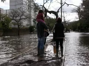 Porto Alegre tem aulas suspensas até amanhã por risco de chuvas 