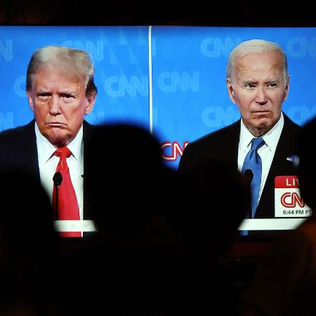Pessoas assistem ao debate presidencial da CNN entre o presidente dos EUA, Joe Biden, e o ex-presidente republicano, Donald Trump, em Los Angeles, Califórnia.