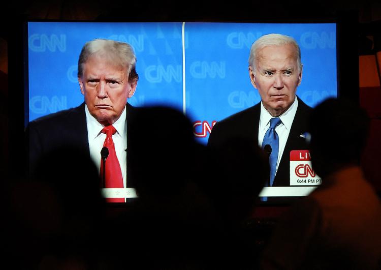 Pessoas assistem ao debate entre Joe Biden e Donald Trump, em Los Angeles, Califórnia