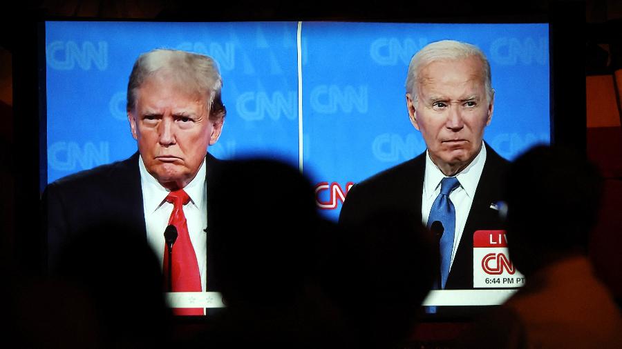 27.jun.2024 - Pessoas assistem ao debate presidencial da CNN entre o presidente dos EUA, Joe Biden, e o ex-presidente republicano, Donald Trump, em Los Angeles, Califórnia. Biden e Trump enfrentaram-se no primeiro debate presidencial do ciclo de 2024. 
