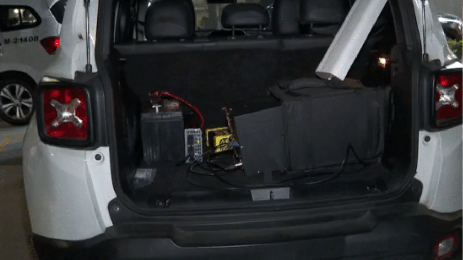 Porta-malas do carro do golpe levava equipamentos utilizados para interceptar e derrubar o sinal dos celulares das vítimas