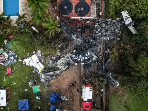 Quem teve casa atingida por avião da Voepass tem direito à indenização? 