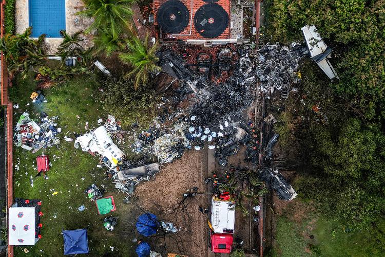 10/08/2024 -Destroços do avião que caiu em condomínio de Vinhedo deixando 62 pessoas mortas 10/08/2024 -Destroços do avião que caiu em condomínio de Vinhedo deixando 62 pessoas mortas