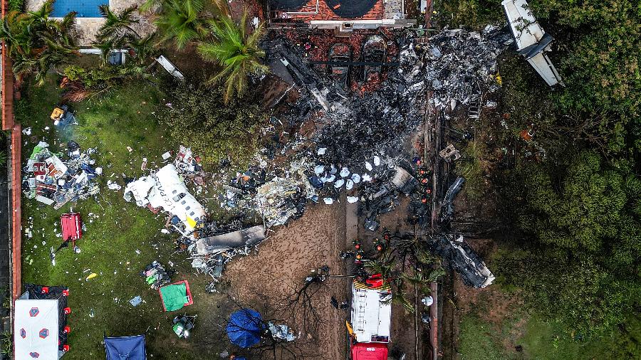 Destroços do avião que caiu em condomínio de Vinhedo