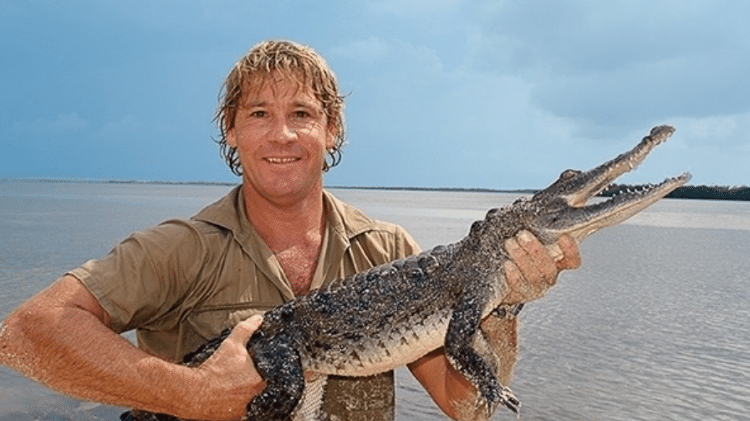 Steve Irwin, o "Caçador de Crocodilos", morreu aos 44 anos após um ataque de uma raia na Austrália