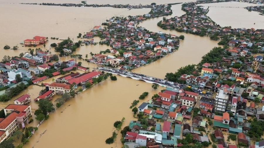 Moradores da província de Quang Binh estacionaram carros sobre pontes para fugir das enchentes 