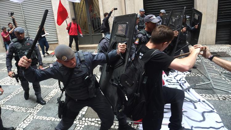 PMs entram em confronto contra estudantes em protesto em frente a Bolsa de Valores