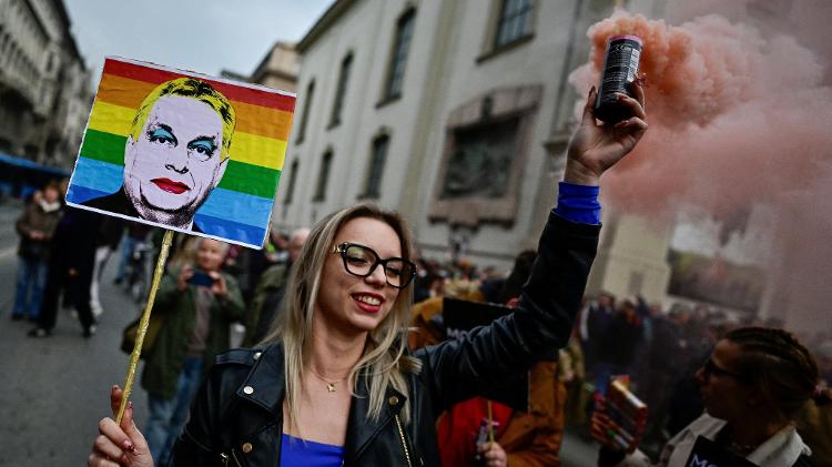 25.mar.2025 - Uma mulher segura um cartaz representando o primeiro-ministro húngaro Viktor Orban durante a manifestação 25.mar.2025 - Uma mulher segura um cartaz representando o primeiro-ministro húngaro Viktor Orban durante a manifestação