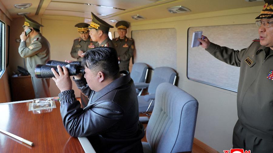 Uma foto divulgada pela Agência Central de Notícias da Coreia mostra o líder norte-coreano Kim Jong-un supervisionando um teste de míssil na Coreia do Norte, em 8 de maio de 2025 Uma foto divulgada pela Agência Central de Notícias da Coreia mostra o líder norte-coreano Kim Jong-un supervisionando um teste de míssil na Coreia do Norte, em 8 de maio de 2025