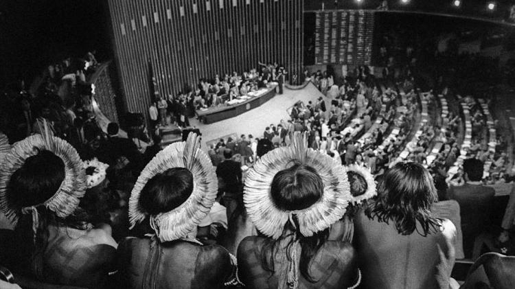 Indígenas acompanham os trabalhos da Assembleia Nacional Constituinte em 1988 Indígenas acompanham os trabalhos da Assembleia Nacional Constituinte em 1988