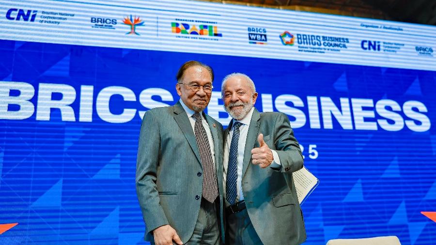 Presidente Lula posa com o primeiro-ministro da Malásia, Anwar bin Ibrahim, na abertura do Fórum Empresarial do Brics, no Pier Mauá, no Rio Presidente Lula posa com o primeiro-ministro da Malásia, Anwar bin Ibrahim, na abertura do Fórum Empresarial do Brics, no Pier Mauá, no Rio