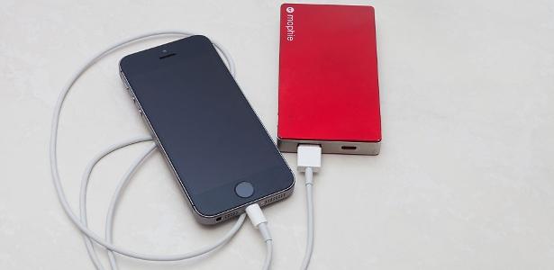 O que faz carregadores portáteis aquecerem e explodirem em voos?