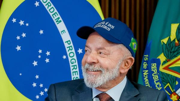 De boné na reunião ministerial, Lula abraça o discurso pela soberania a fim da reeleição