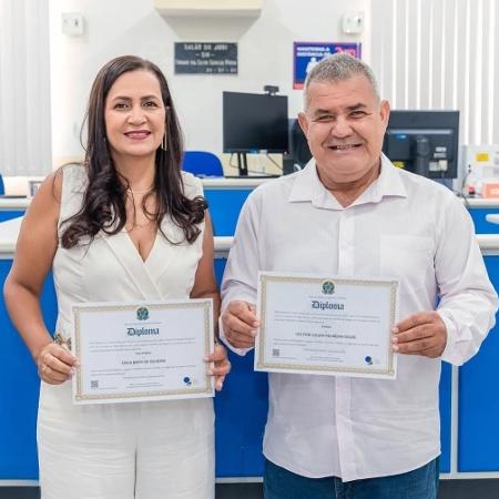 Prefeito de Contendas do Sincorá, Ueliton Valdir Palmeira Souza, e de sua Érica Oliveira 