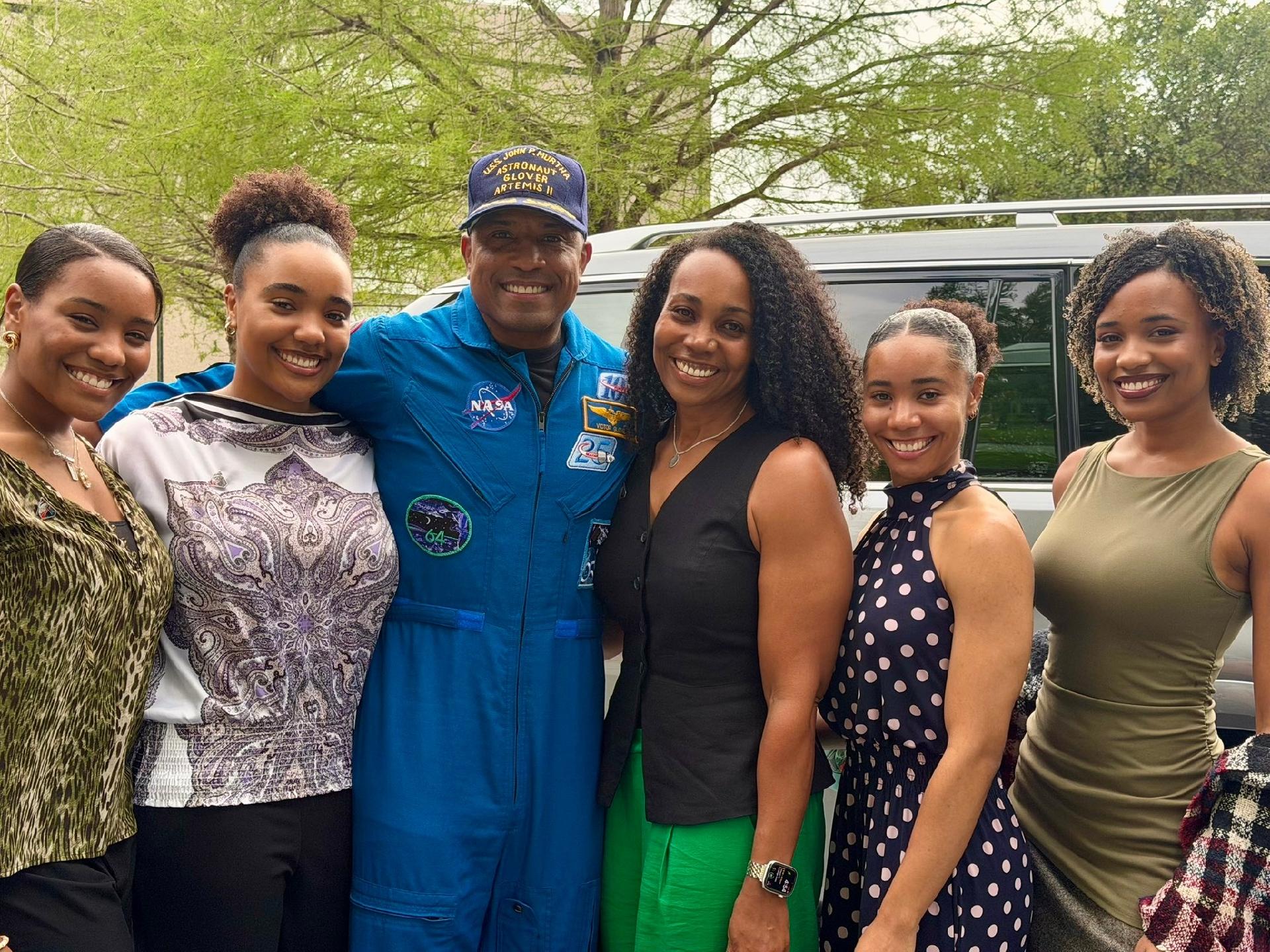 Primeiro astronauta negro a participar de missão lunar publicou foto com a família - undefined